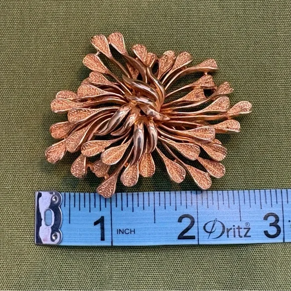 Coro - Gold Toned Brooch - Picture 2 of 5
